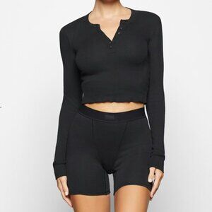 SKIMS Cotton Rib Cropped Long Sleeve Henley Shirt Womens Small Soot Black NWT